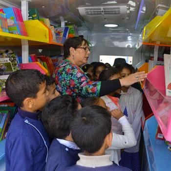 Bibliobus, une bibliothèque mobile pour les écoles d’Ain Sebâa, Sidi Moumen, Hay Mohammadi et Sidi Bernoussi